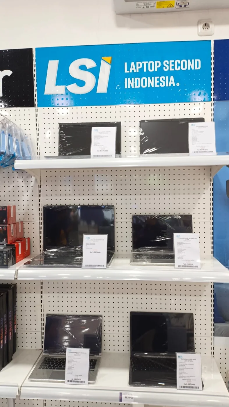 Display LSI di cabang KLA: Laptop tertata dengan label harga & spek