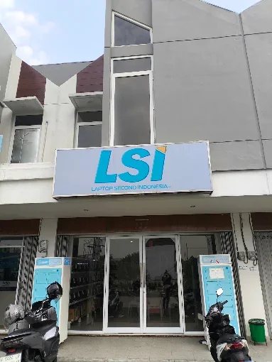 LSI Pusat Semarang: Tampak depan toko